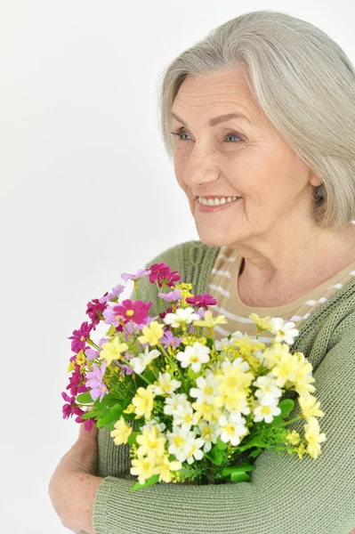 Mulher sênior com flores florescendo — Fotografia de Stock