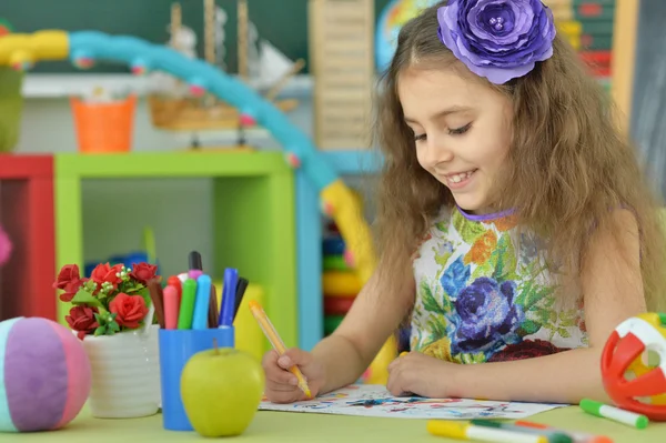 Ragazzina che disegna in classe — Foto Stock