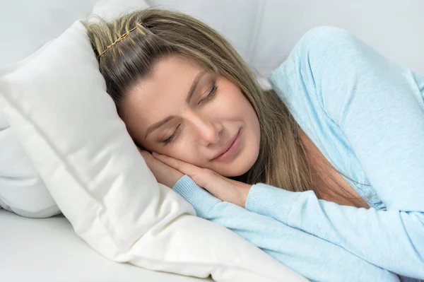 Bella donna che dorme a letto — Foto Stock