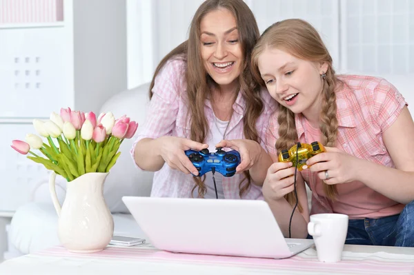 Mother and daughter  playing on  laptop — Zdjęcie stockowe