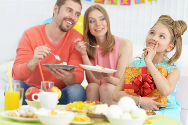 Parents and daughter  with cake — Stock Photo, Image