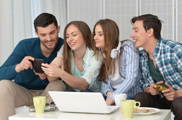 Amigos felizes e laptop — Fotografia de Stock