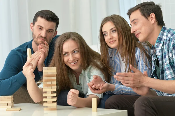 Amigos felices se divierten juntos — Foto de Stock