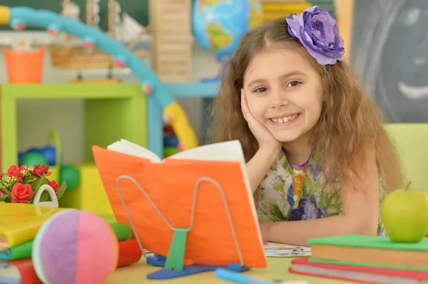 Estudante bonito menina na classe — Fotografia de Stock