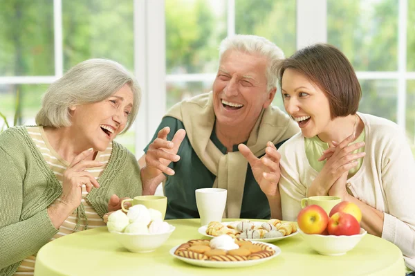 Figlia con i genitori anziani bere il tè — Foto Stock