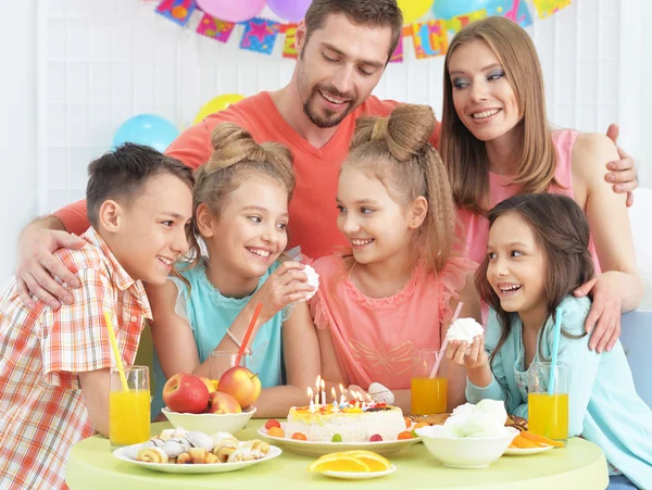 Szczęśliwą rodziną, smaczne jedzenie — Zdjęcie stockowe