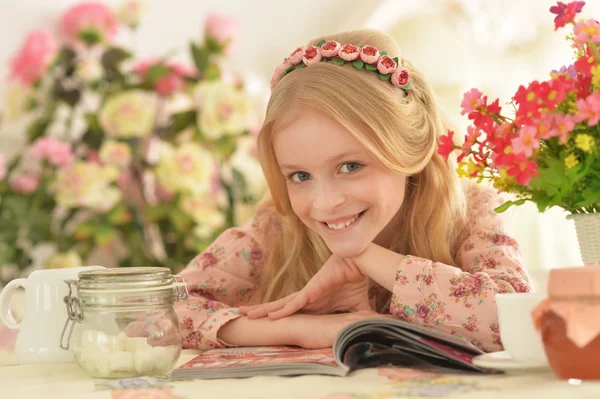 Schöne kleine Mädchen Zeitschrift lesen — Stockfoto
