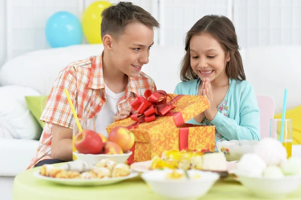 Bambini felici con torta — Foto Stock