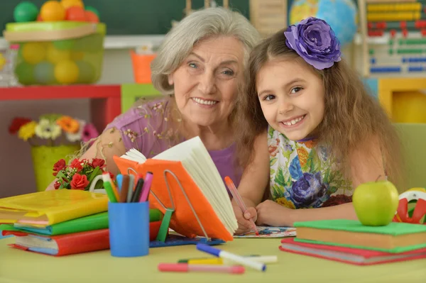 おばあちゃんと宿題を作る女の子 — ストック写真