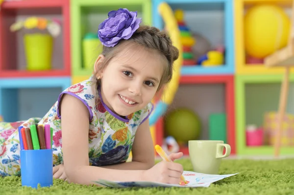 Ragazzina che disegna in classe — Foto Stock