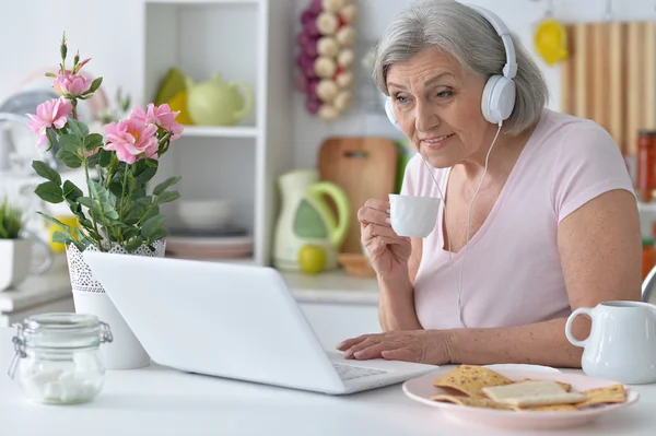 Donna anziana con laptop — Foto Stock