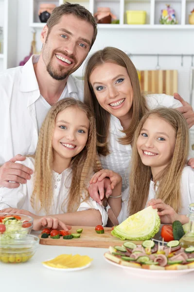 Mutlu bir aile mutfak at — Stok fotoğraf