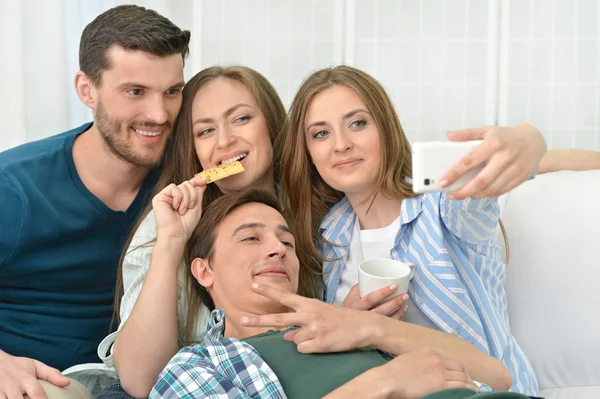 Amigos felices haciendo selfie —  Fotos de Stock