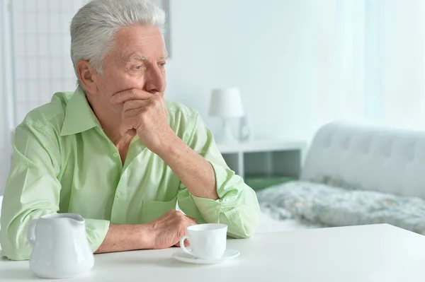 Oudere man kopje koffie te drinken — Stockfoto