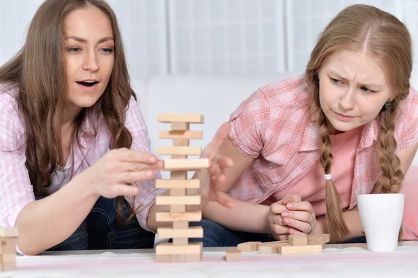 Mutter und Tochter spielen Brettspiel — Stockfoto