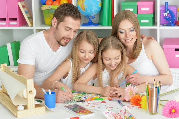 Glad familjemålning tillsammans — Stockfoto