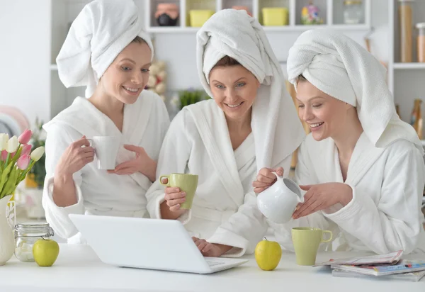Vrouwen dragen een witte badjassen met laptop — Stockfoto