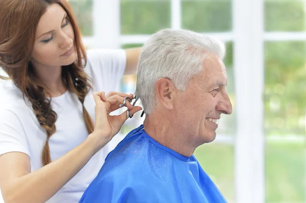 Uomo che ha un taglio di capelli dal parrucchiere — Foto Stock