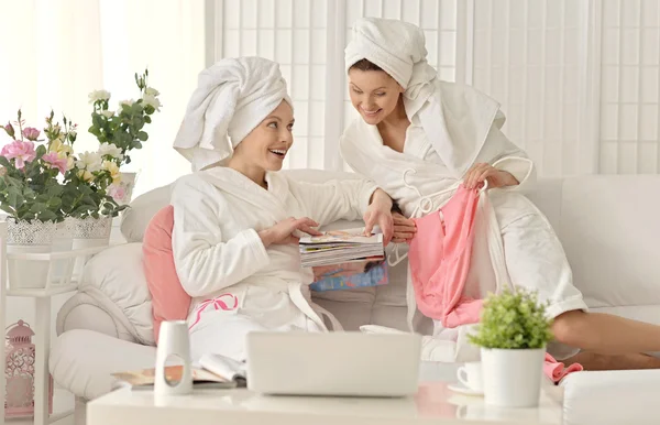 Vrouwen dragen een witte badjassen met laptop — Stockfoto