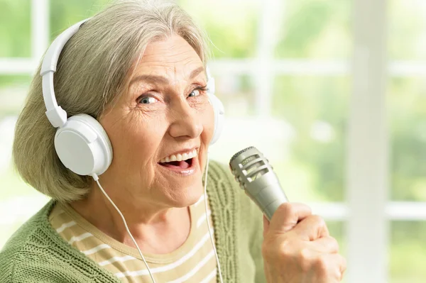 Cantante senior mujer —  Fotos de Stock