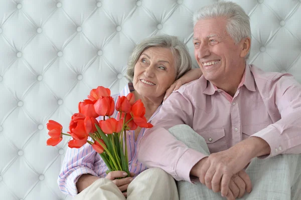 Pareja madura con amapolas — Foto de Stock