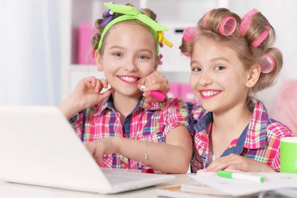 Cute  tweenie girls  with laptop — Stock Photo, Image