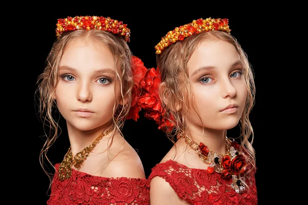 Vackra små flickor i röda klänningar — Stockfoto