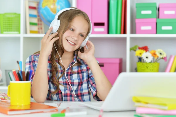 Dziewczyna w słuchawkach z laptopem — Zdjęcie stockowe