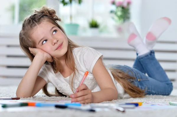 Liten flicka ritning på class — Stockfoto