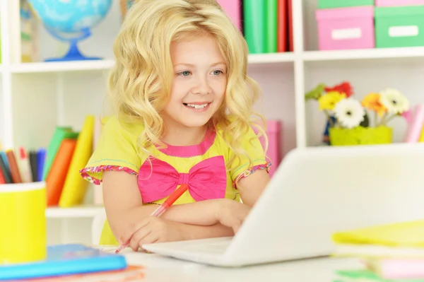 Estudante menina com livros e laptop — Fotografia de Stock