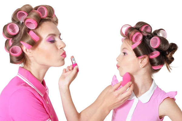 Mãe e pequena filha em encrespadores de cabelo — Fotografia de Stock