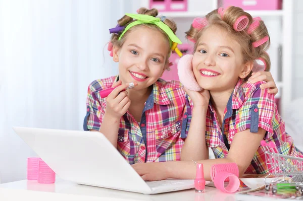 Schattig tweenie meisjes met laptop — Stockfoto