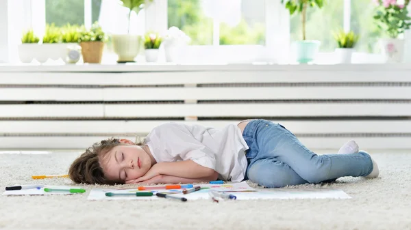 Chica durmiendo durante la clase de arte —  Fotos de Stock