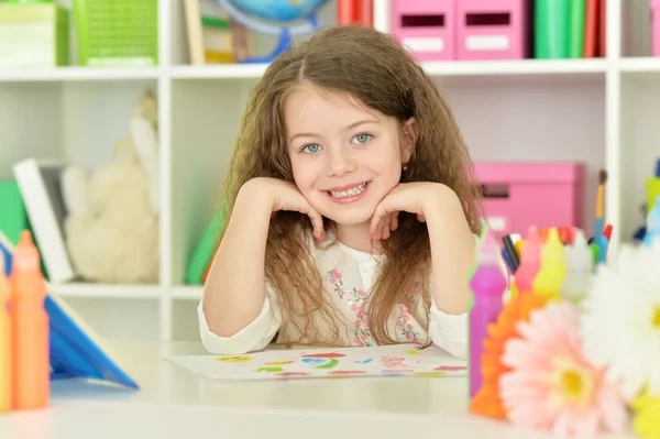 Ragazzina che disegna in classe — Foto Stock