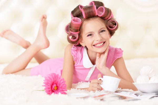 Pequena menina bonita em encrespadores de cabelo — Fotografia de Stock