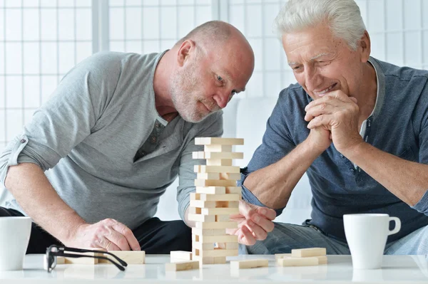Senior mannen spelen bordspel — Stockfoto