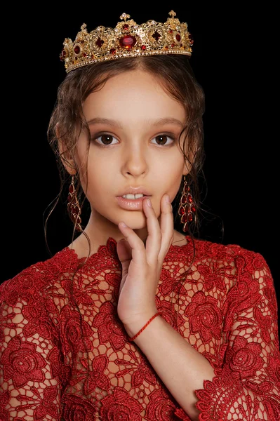 Schönes kleines Mädchen im roten Kleid — Stockfoto