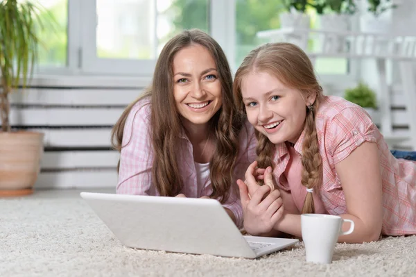 Mor och dotter med bärbar dator — Stockfoto