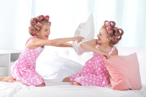 Tweenie meninas brincando com almofadas — Fotografia de Stock