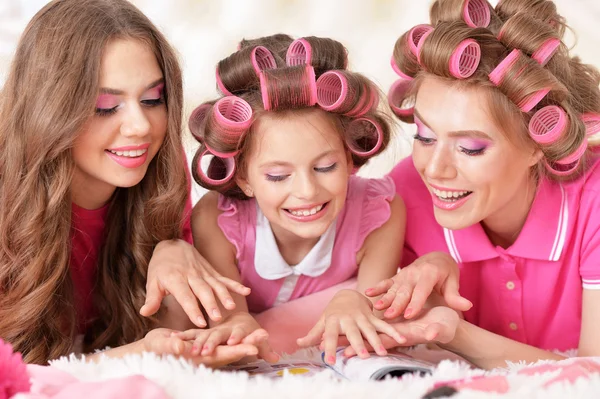 Mãe e filhas em encrespadores de cabelo — Fotografia de Stock