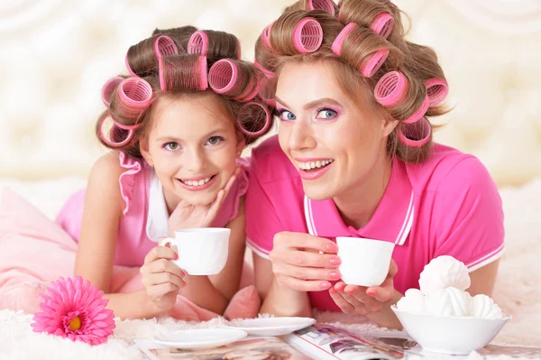 Madre e figlia in bigodini per capelli — Foto Stock