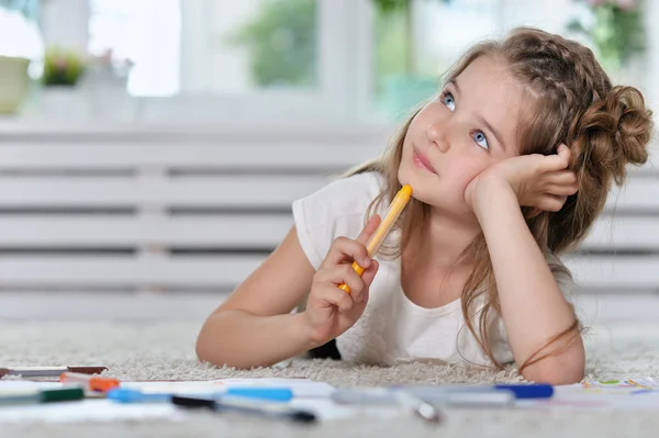 Liten flicka ritning på class — Stockfoto