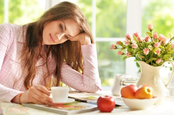 Frau mit Magazin und Tee — Stockfoto