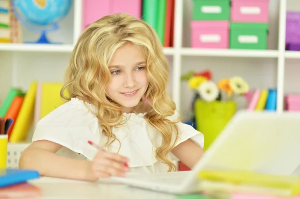 Student tjej med bok och laptop — Stockfoto