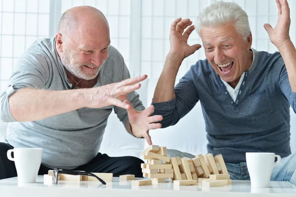 Homens seniores jogando jogo de tabuleiro — Fotografia de Stock