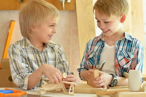 Jungen arbeiten in Werkstatt mit Holz — Stockfoto