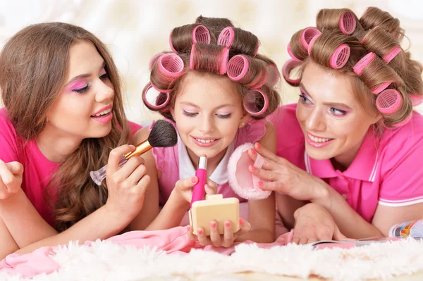 Mãe e filhas em encrespadores de cabelo — Fotografia de Stock