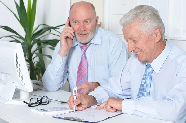 Senior mensen uit het bedrijfsleven werken samen — Stockfoto