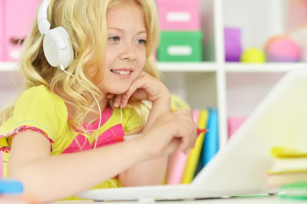 Student tjej med böcker och laptop — Stockfoto