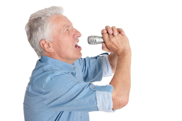 Homem sênior cantando em microfone — Fotografia de Stock